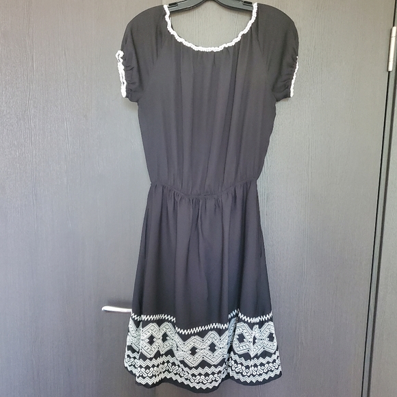Black short sleeve summer dress with white trim - Picture 2 of 6